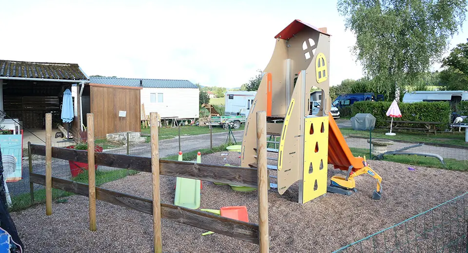 L’Aire de jeux du camping les Pins de Bains-les-Bains dans les Vosges