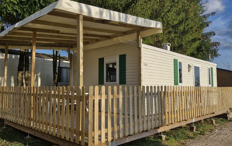 Vue extérieure du mobil-home La Vôge. Location de mobil-home dans les Vosges au camping les Pins à Bains-les-Bains.