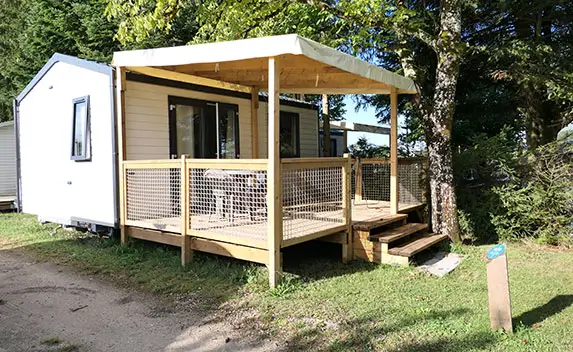 Vue extérieure des mobil-homes en location au camping les Pins de Bains-les-Bains