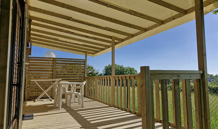 Vue extérieure du mobil-home Sicilia. Location de mobil-home dans les Vosges au camping les Pins à Bains-les-Bains.