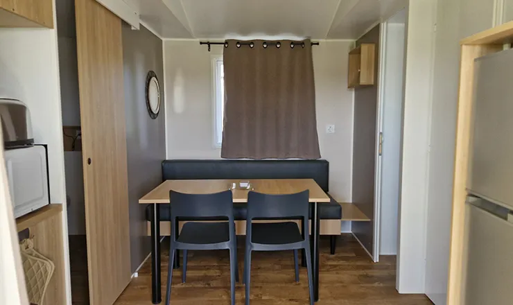 Vue extérieure de nuit du mobil-home Sicilia en location au camping les Pins à Bains-les-Bains.