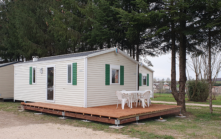 Vue extérieure du mobil-home La Vôge. Location de mobil-home dans les Vosges au camping les Pins à Bains-les-Bains.