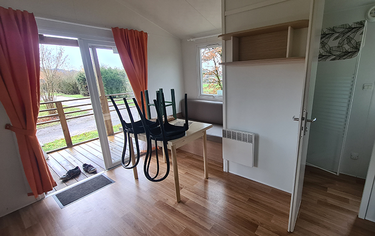 Le coin salon du mobil-home Laurin. Location de mobil-home dans les Vosges au camping les Pins à Bains-les-Bains.