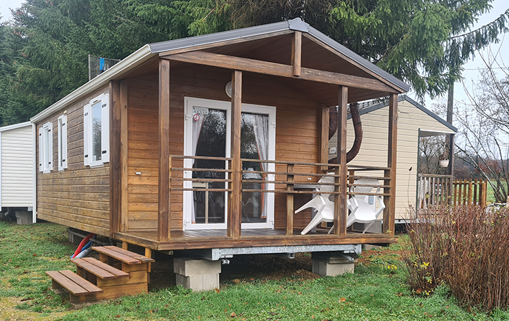 Vue extérieure du mobil-home Laurin avec terrasse couverte
