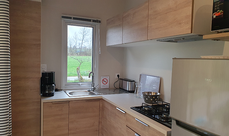 Vue extérieure du mobil-home Sicilia. Location de mobil-home dans les Vosges au camping les Pins* à Bains-les-Bains.