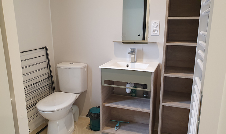 Vue extérieure de nuit du mobil-home Sicilia en location au camping les Pins* à Bains-les-Bains.