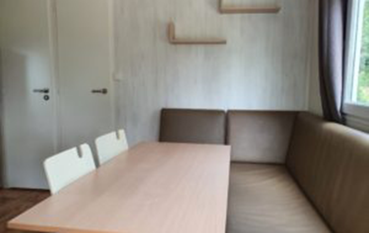 Le coin salon du mobil-home Louisiane. Location de mobil-home dans les Vosges au camping les Pins à Bains-les-Bains.