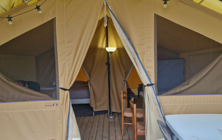 Vue extérieure du mobil-home Daubié  avec terrasse couverte