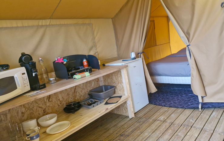 La cuisine du mobil-home Daubié. Location de mobil-home dans les Vosges au camping les Pins* à Bains-les-Bains.