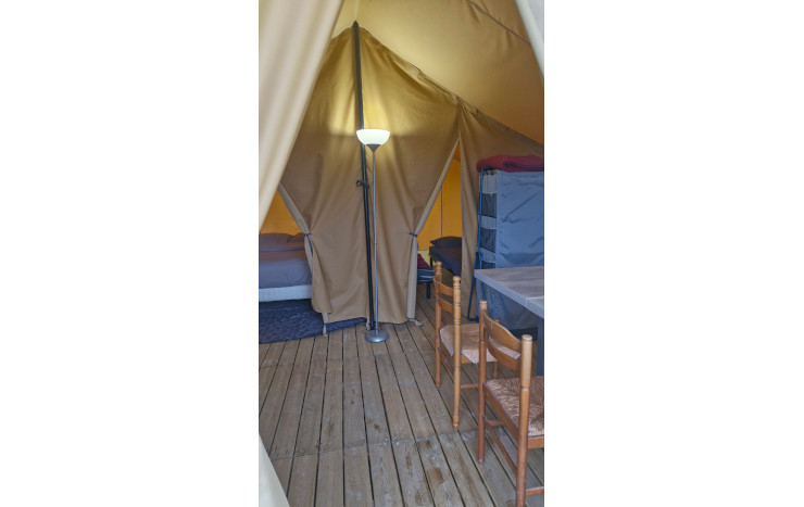 Le coin salon du mobil-home Daubié. Location de mobil-home dans les Vosges au camping les Pins* à Bains-les-Bains.